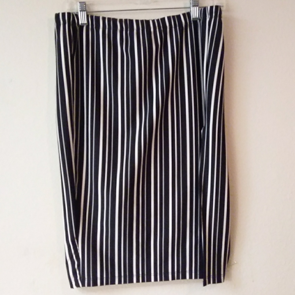 Slitted and fitted sexy skirt